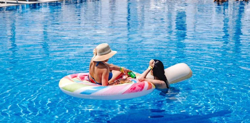 Гости на надувном матрасе в бассейне пляжного клуба Sea Breeze